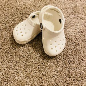 Infant/toddler crocs size 5 white
